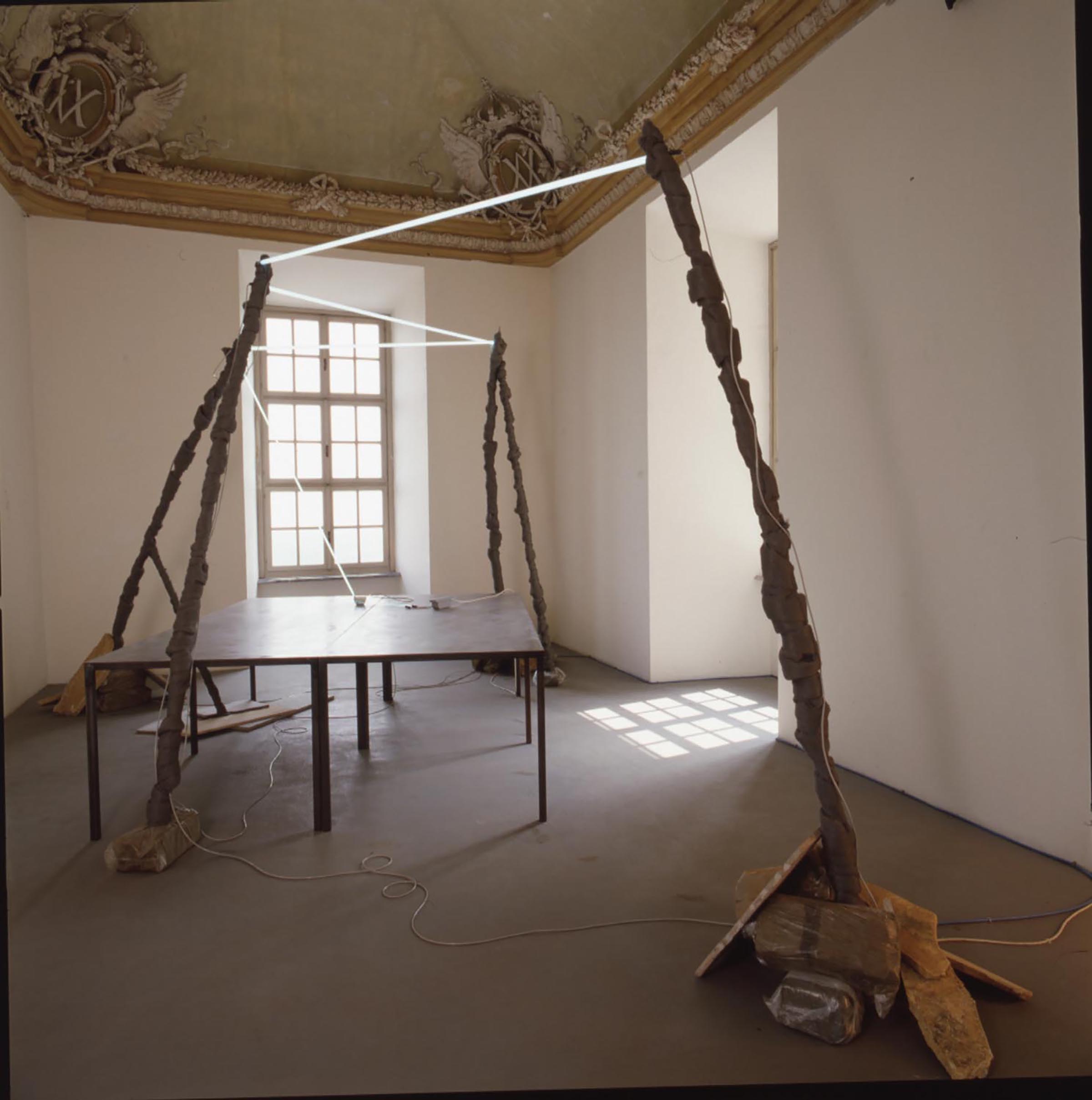 Mario Merz, Fulmine in tazzina, 1990